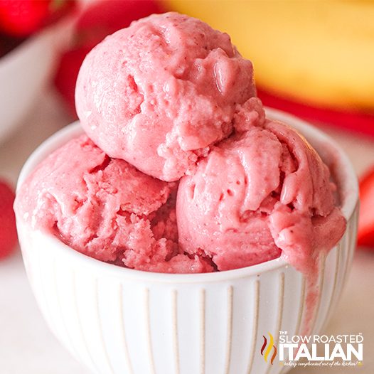 https://www.theslowroasteditalian.com/wp-content/uploads/2020/07/Strawberry-Banana-Ice-Cream-SQUARE-3181589.jpg