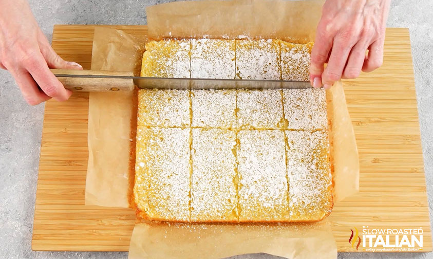 cutting lemon bars