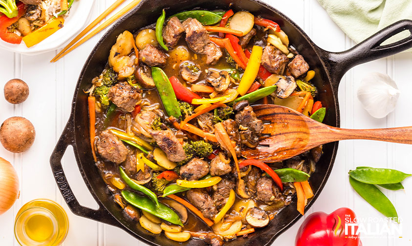 closeup of beef chop suey in cast iron skillet