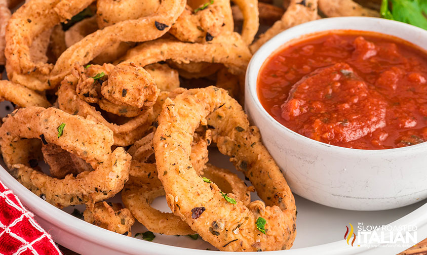 olive garden calamari on a serving plate with marinara